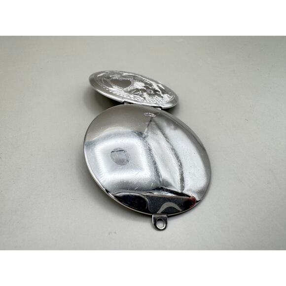 Vintage Sterling Silver Floral and Heart Design Locket Pendant - Picture 9 of 11